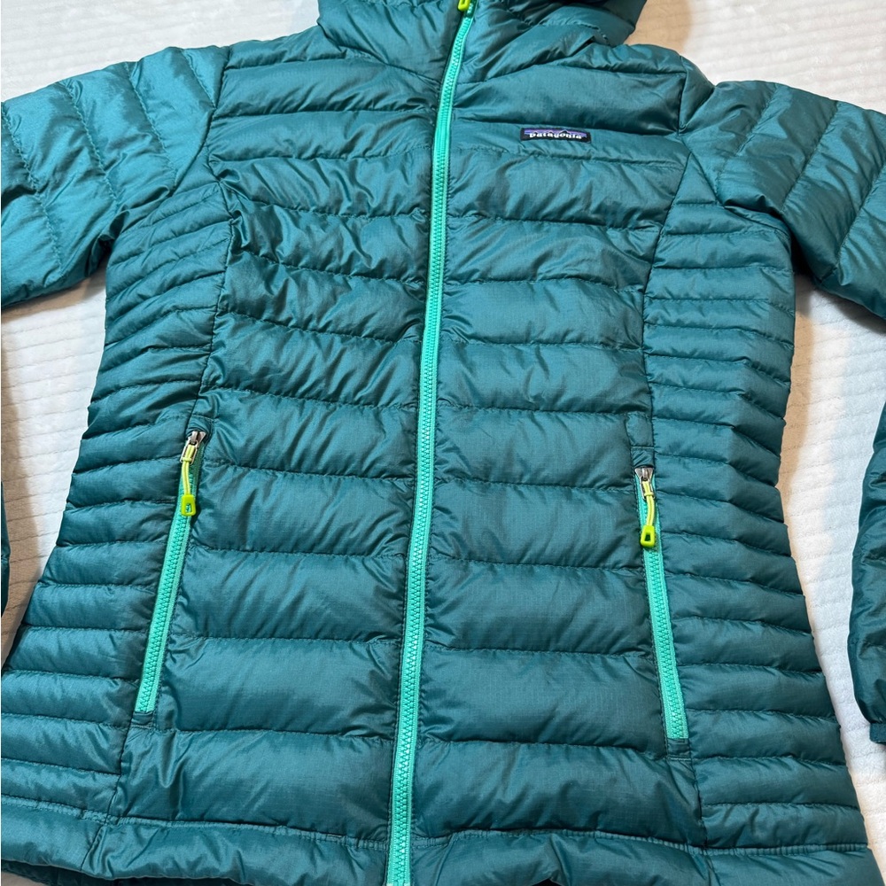 Patagonia Women's Teal Puffer Jacket with Hood - Picture 2 of 10